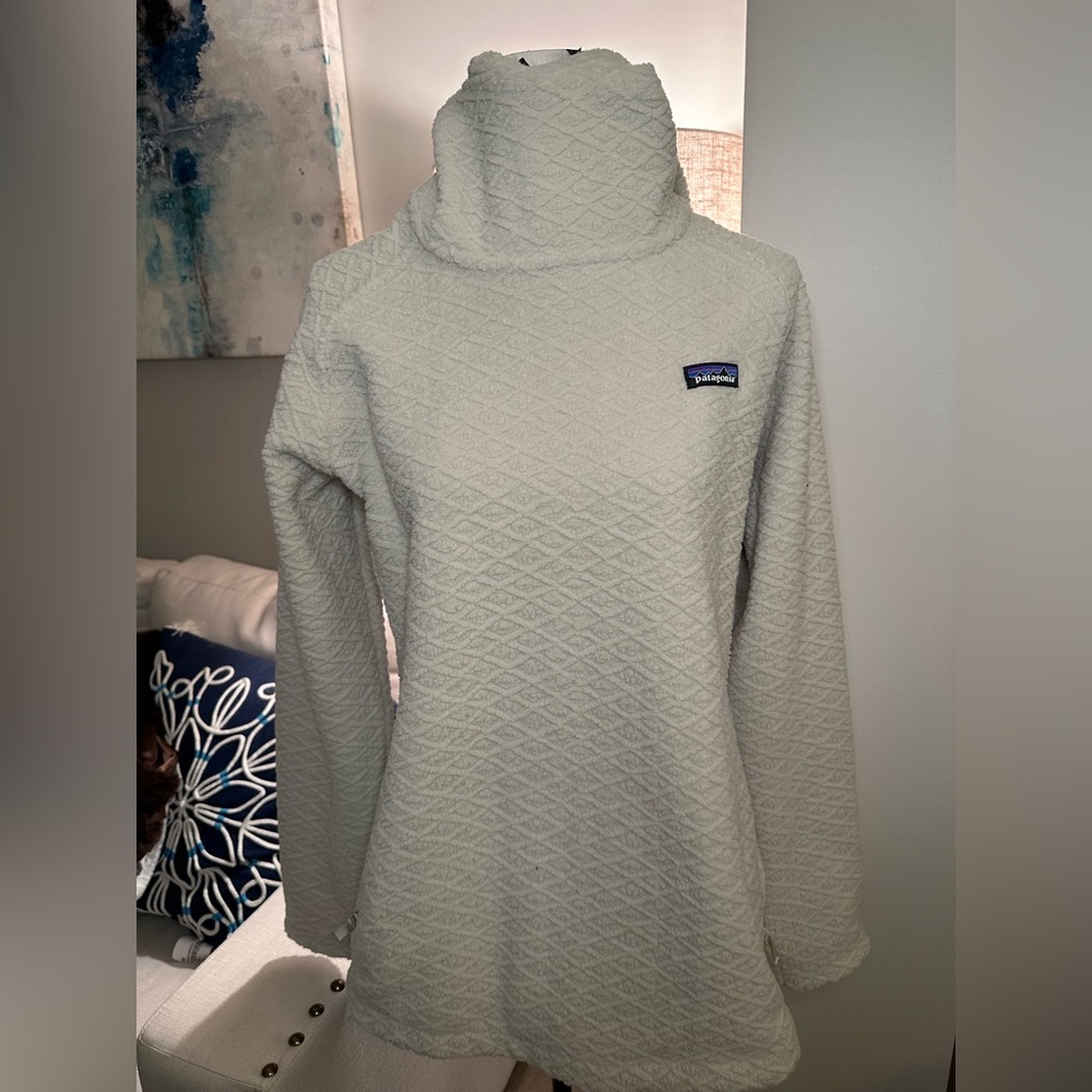 Women’s Patagonia Fleece hoodie- Cream size -XL